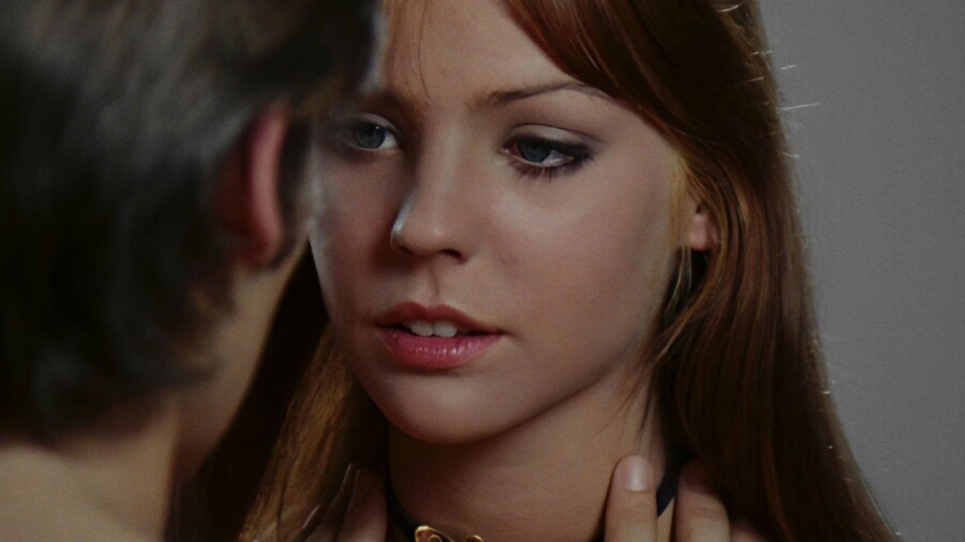 Una farfalla con le ali insanguinate