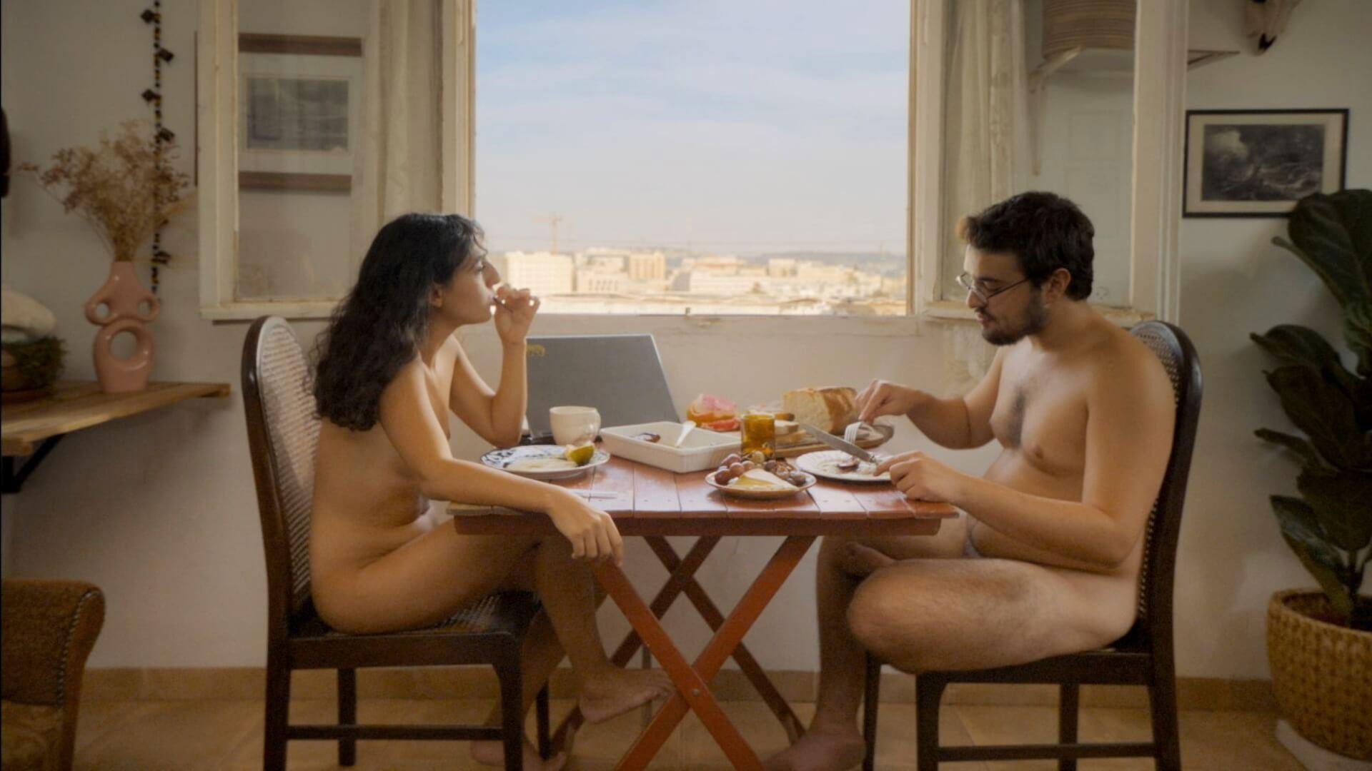 הוא יכול לישון על הספה