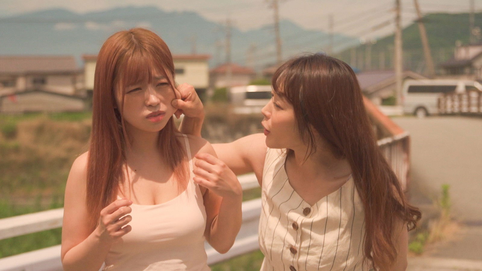 密着巨乳姉妹　おっぱいは知っている