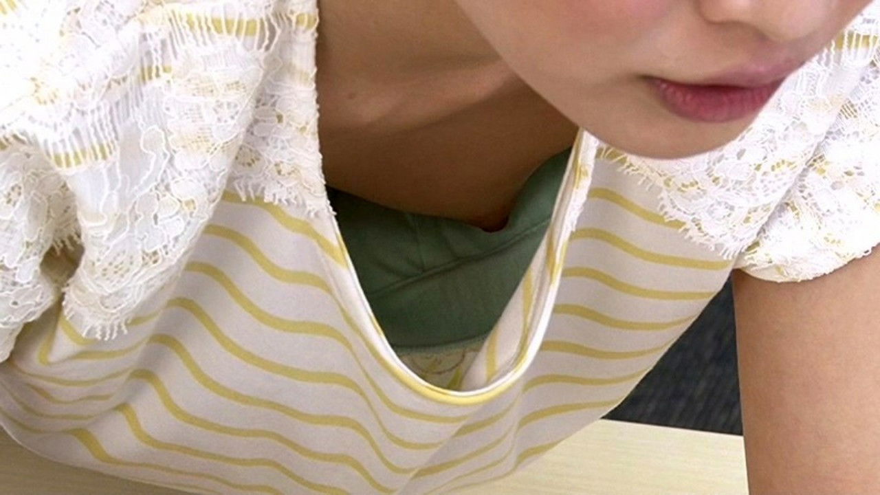 胸チラしているのに気付かず働く女子社員に手を出しちゃった俺2 - 鳴美れい