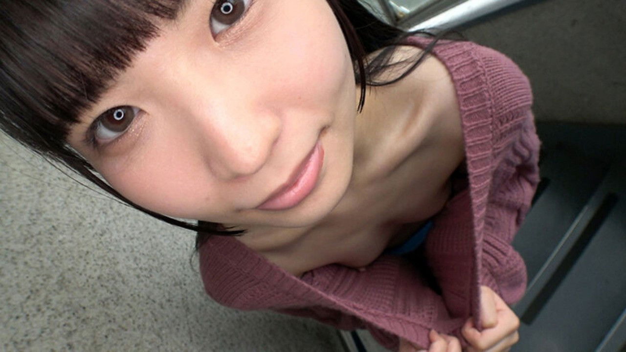 美乳露出 胸チラ誘惑でフル勃起させる美少女Aカップちゃん